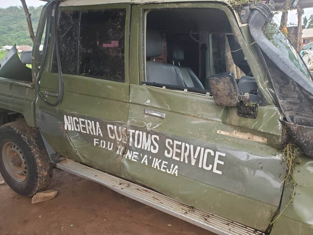 2 die, others injured as customs officers reportedly chase suspected smugglers in Oyo